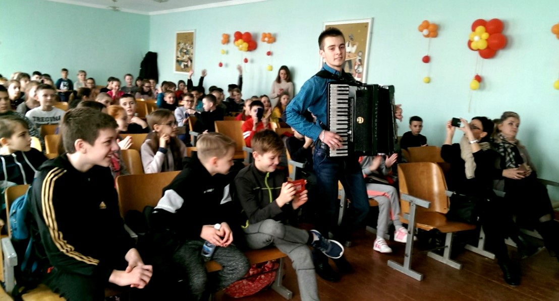 Величко Андрій демонструє акордеон учням 6 класів